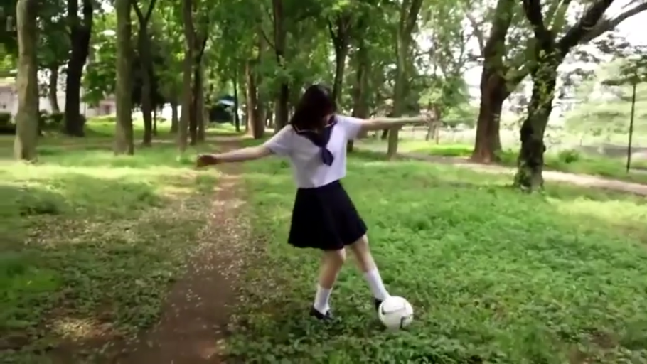 自然 · 深蓝色短裙 · 林间小道 · 足球