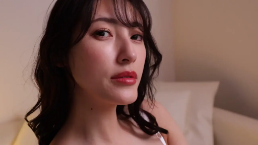 室内 · 坐姿 · 脸部特写 · 妩媚 · 凝视镜头 · 白色吊带背心 · 红唇