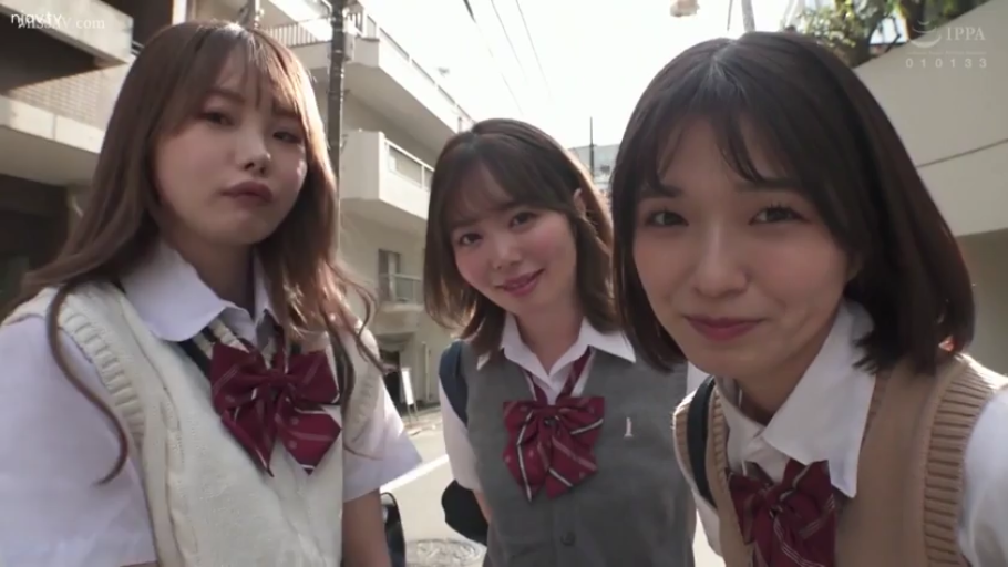 微笑 · 领结 · 室外街道 · 书包 · 自拍视角 · 人物脸部特写