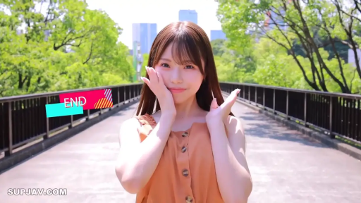 脸部特写 · 长发 · 无袖上衣 · 看向镜头 · 甜美微笑 · 双手托腮 · 户外桥梁