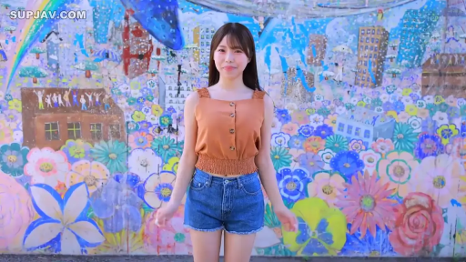 温柔 · 面部特写 · 棕色吊带上衣 · 户外涂鸦墙 · 背景色彩鲜艳
