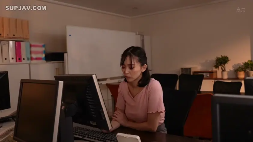 坐姿 · 办公室 · 中景 · 粉色短袖