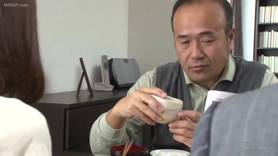 面无表情 · 茶杯 · 深色针织马甲 · 家中餐厅 · 中年大叔面部特写