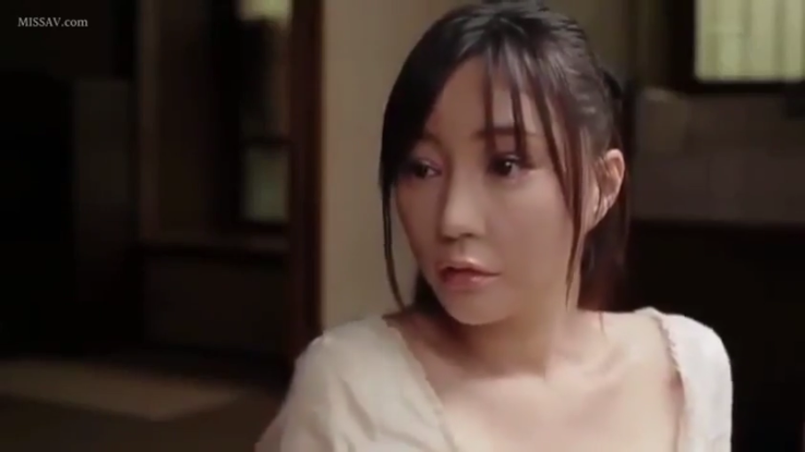 室内 · 脸部特写 · 浅色低胸上衣