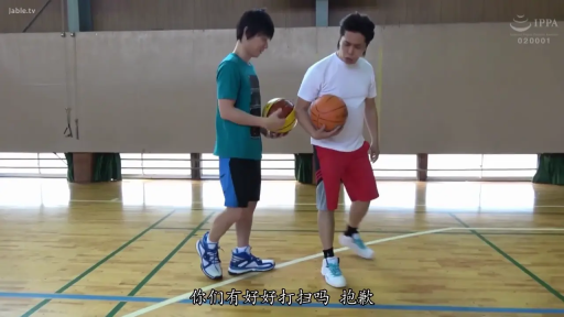 中文字幕 · 运动鞋 · 篮球 · 中景镜头 · 室内篮球馆 · 普通对话表情