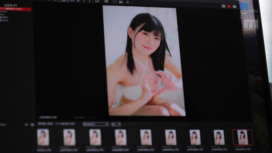 室内 · 上半身特写 · 白色比基尼 · 俏皮表情 · 缩略图预览