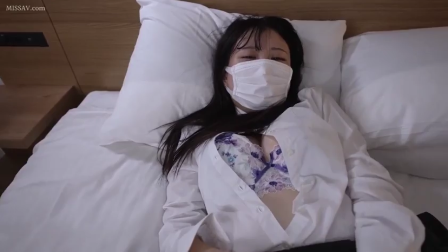 上半身特写 · 卧室 · 花边内衣 · 白色口罩 · 眼睛带笑