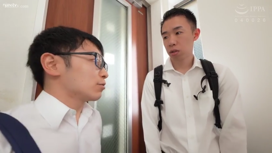 走廊 · 交谈中 · 背包 · 白色长袖衬衫 · 人物半身侧面特写
