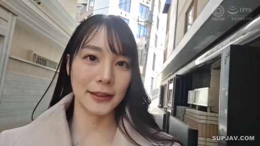 脸部特写 · 微笑 · 注视 · 户外 · 长发 · 外套 · 正面