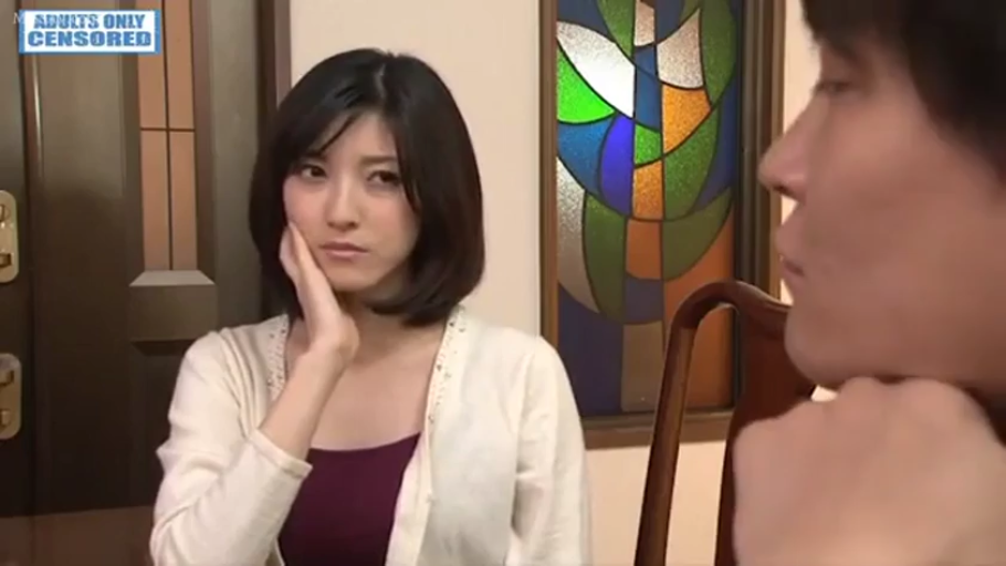 室内 · 交谈 · 中景 · 托腮 · 针织开衫