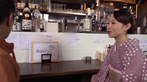 坐姿 · 交谈 · 中景 · 微笑 · 酒瓶 · 居酒屋 · 和服