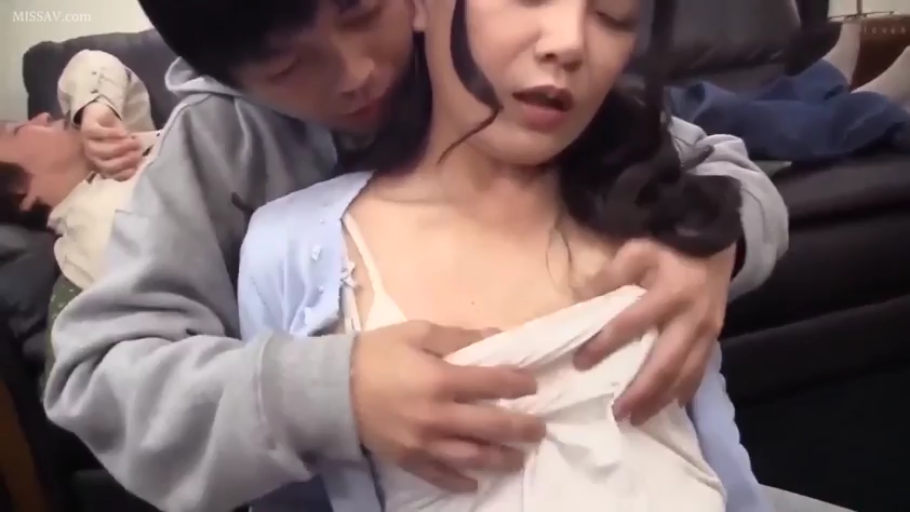 室内 · 浅蓝色开衫