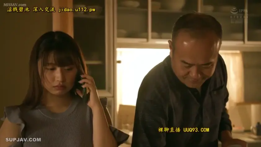 若有所思 · 厨房 · 手机 · 灰色休闲上衣 · 女子脸部特写
