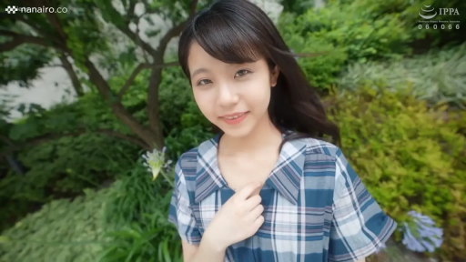 微笑 · 绿化带 · 女孩面部特写 · 格纹翻领连衣裙