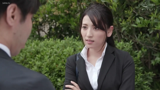 交谈中 · 黑色西装外套 · 室外街道 · 公文包 · 女子上半身侧面特写 · 背景有灌木丛
