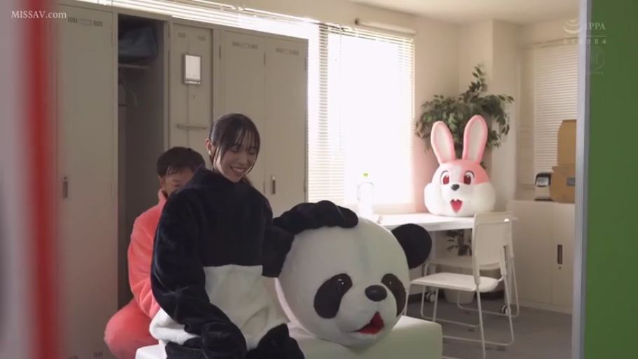 微笑 · 更衣室 · 女子侧面面部特写 · 粉色绒毛玩偶服 · 熊猫玩偶服 · 室内环境明亮
