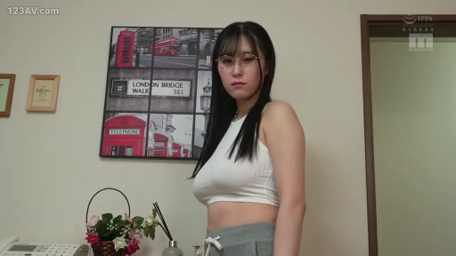 卧室 · 眼镜 · 上半身特写 · 面无表情 · 白色紧身短背心