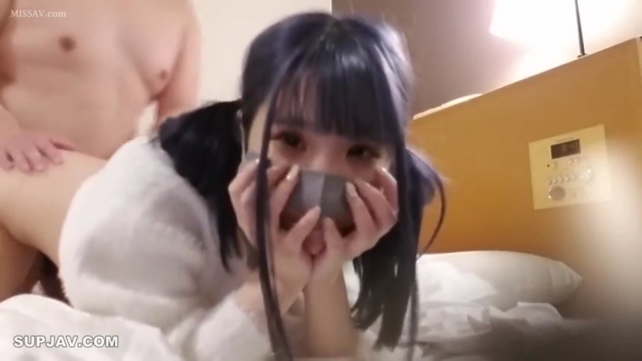 头部特写 · 卧室 · 后入 · 被迫 · 白色针织衫 · 胶带 · 嘴部贴有胶带