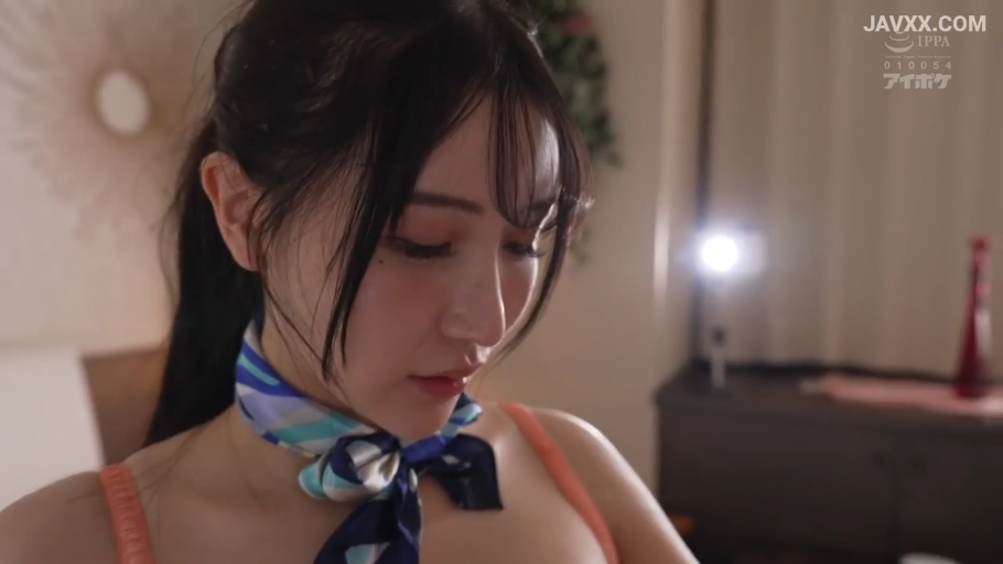 温柔 · 卧室 · 肩部特写 · 丝巾 · 脖颈丝巾