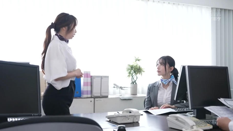 平静 · 办公室 · 颈部领巾 · 光线明亮 · 办公室文件 · 办公环境全景