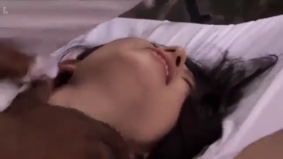 床上 · 喘息 · 半裸 · 脸部表情特写 · 调情