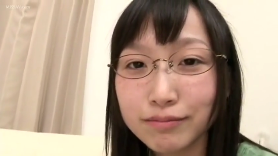 室内 · 眼镜 · 微笑 · 眼睛特写 · 绿色上衣