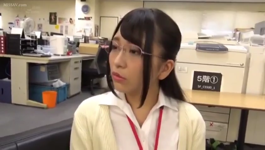 坐姿 · 严肃 · 眼镜 · 办公室 · 半身 · 职场 · OL制服 · 侧视