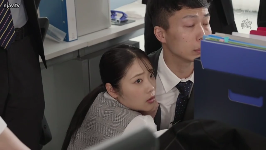 办公室 · 拥抱 · 职业装 · 文件夹 · OL · 近景 · 紧张 · 躲藏