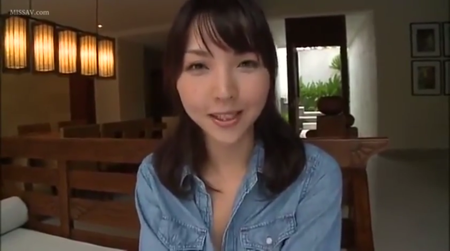 温柔 · 客厅 · 面部特写 · 蓝色牛仔衬衫