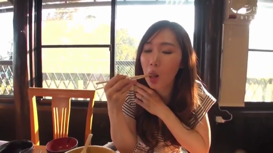 坐姿 · 自然 · 半身特写 · 餐厅 · 长发 · 进食 · 条纹上衣 · 筷子