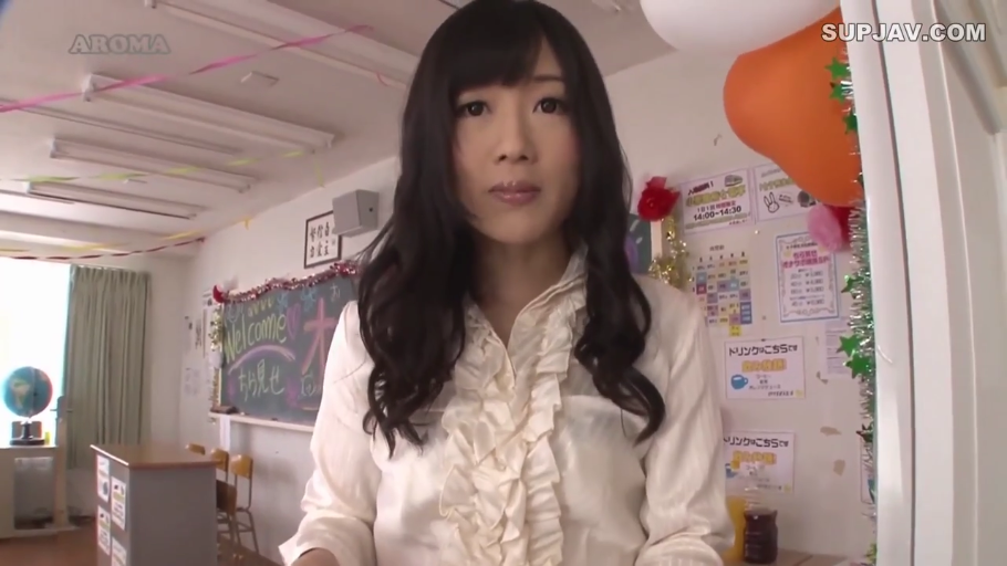 教室 · 站姿 · 半身特写 · 荷叶边白衬衫