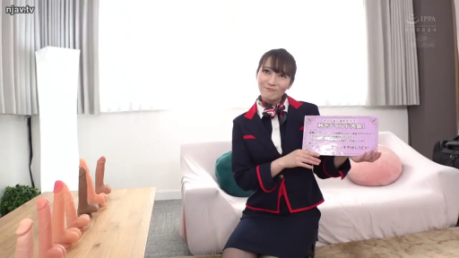 空姐制服 · 沙发区 · 挑衅表情 · 桌上的一排假阳具 · 多款假阳具