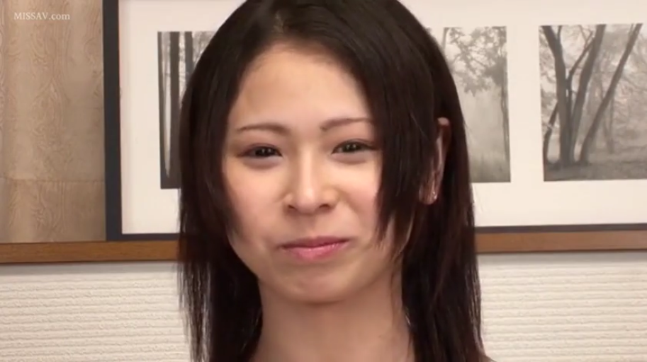 室内 · 脸部特写 · 轻微抿嘴 · 未明确显示，推测为居家或便装