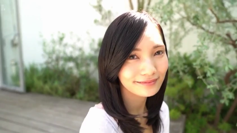 肩膀以上 · 温柔 · 白色上衣 · 庭院 · 自然光