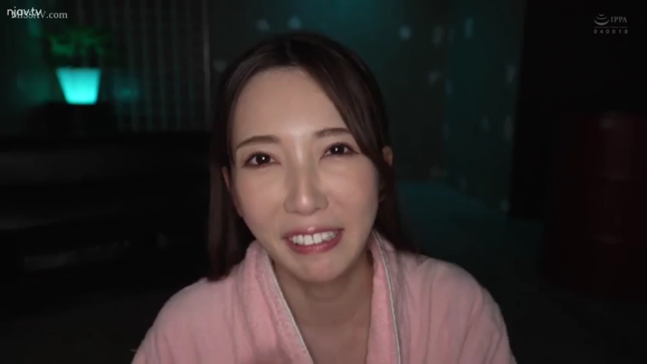 室内 · 脸部特写 · 温柔 · 粉色睡袍