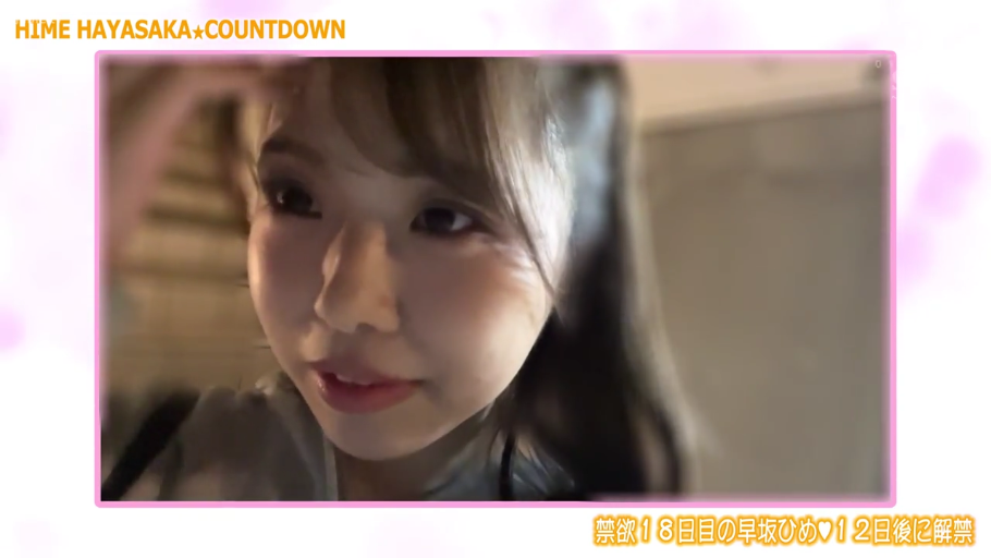 站立 · 微笑 · 楼梯间 · 面部特写 · 灰色卫衣 · 挎包带 · 自拍录制 · 视频字幕