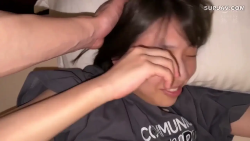 床上 · 手部按压特写 · 压抑 · 灰色印花T恤 · 泪痕