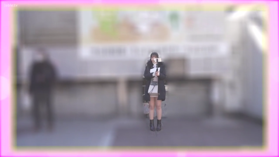 全身 · 站立 · 微笑 · 户外 · 自拍 · 冬装 · 模糊背景 · 自拍杆