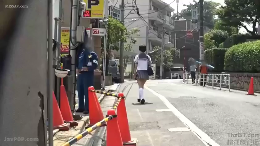 街道 · 书包 · 超短百褶裙 · 户外