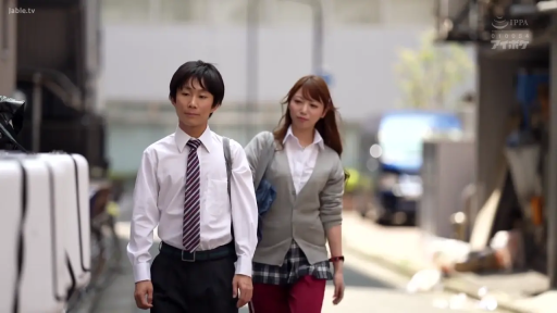 中景 · 自然 · 制服 · 室外街道 · 走路 · 单肩包 · 日本 · 并肩走