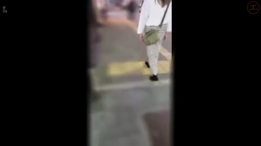 行走 · 户外街道 · 走路 · 单肩包 · 格纹裤 · 全身背影