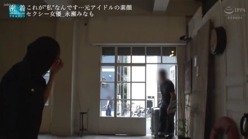 行李箱 · 短袖T恤 · 室内大厅 · 画面带有文字标签