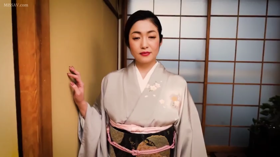 和室 · 半身 · 凝视 · 熟女 · 和服 · 温和 · 扶墙