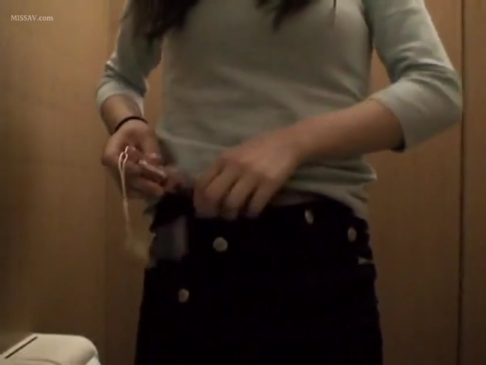 更衣室或厕所 · 不可见 · 黑色纽扣裤 · 双手解扣特写