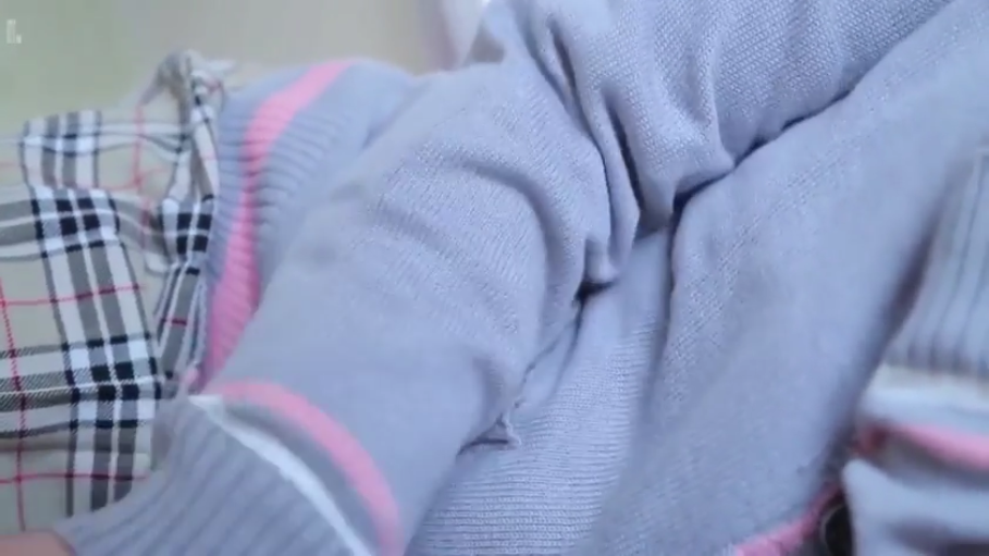 室内 · 卧姿 · 灰色针织衫 · 衣物特写 · JK制服风格
