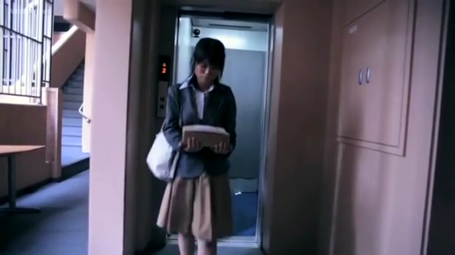 平静 · 西装外套 · 电梯口 · 包裹