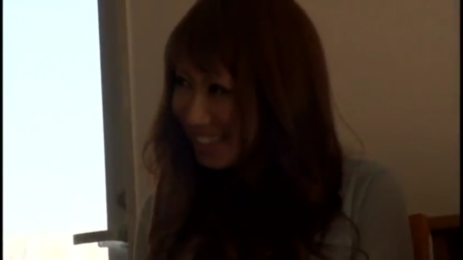 室内 · 脸部特写 · 微笑 · 浅色上衣