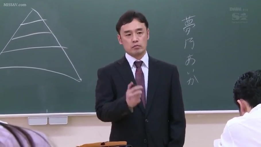 专注 · 教室 · 深色西装外套 · 人物中景 · 西装 · 黑板上有金字塔构图绘画