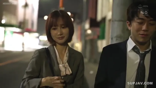 微笑 · 夜晚 · 人物中景 · 浅色系带衬衫 · 西装
