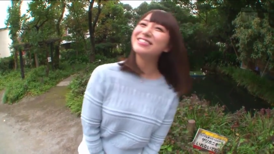 上半身特写 · 小树林 · 甜蜜 · 浅蓝色针织长袖上衣